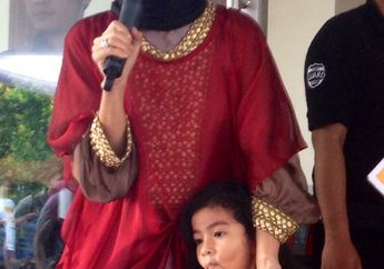 Meisya Siregar Ajari Anak Berbagi Sejak Dini