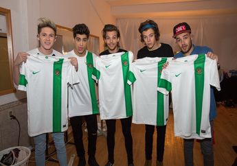 Wow! Personel One Direction Pamer Seragam Timnas Indonesia