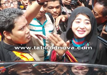 Dewi Perssik Siapkan Buku Kenakalannya Selama di Rutan