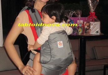 Astrid Tiar Gendong Anak Pakai High Heels