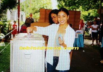 Tak Dapat Undangan, Nikita Willy Sambangi TPS