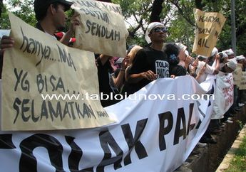 Karyawan TPI Unjuk Rasa Tolak Pailit di Depan MA
