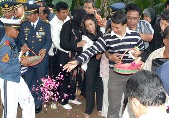 Pelukan Hangat Pulang Kantor (2)