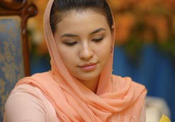 Dr Naek Akui Derita Model Manohara Parah
