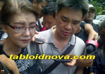 Ibunda Roger Danuarta Menangis di Kantor Polisi