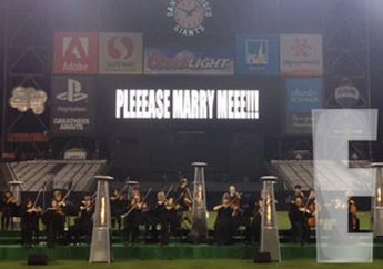 Surprise! Kanye West Melamar Kim Kardashian di Lapangan Baseball