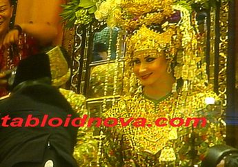 Resmi Menikah, Arumi Bachsin dan Emil Dardak Bak Ratu dan Raja