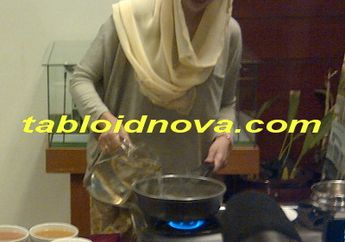 Ayu Azhari Unjuk Kebolehan Memasak