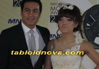 Adjie Pangestu dan Bella Sophie Pamer Kemesraan
