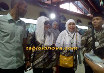 Umrah Bareng Keluarga, Ayu Ting Ting Teteskan Air Mata