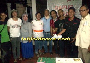 Slank Serahkan Bantuan dan Hibur Korban Banjir