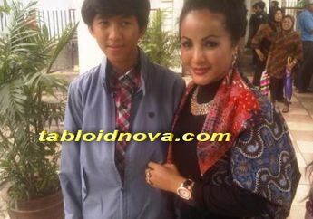 Tes DNA Tak Cocok, Machicha Mochtar Minta Bongkar Makam Moerdiono