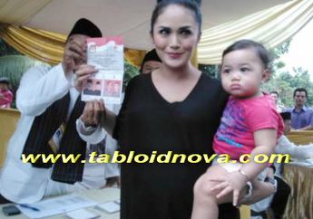 Krisdayanti Antusias Datangi Tempat Pemungutan Suara