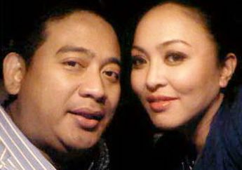 Angelina Sondakh dan Brotoseno Salat Berjamaah