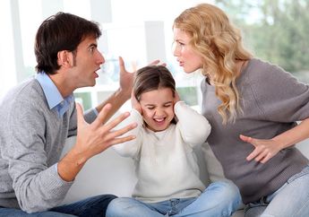 Ayah Ibu Tak Kompak Mengasuh, Anak Bisa Rapuh