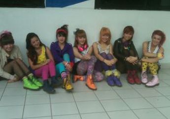 Super Girlies Desain Kostum Sendiri