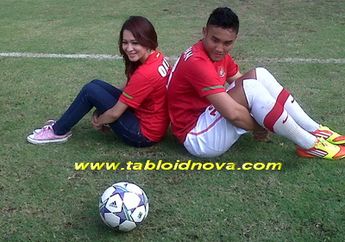 Okie Agustina Gunawan Dwi Cahyo Foto Pra Nikah di Lapangan Bola