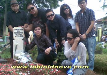 Ramon Papana dan Keluarga Sambangi Makam Ade Namnung