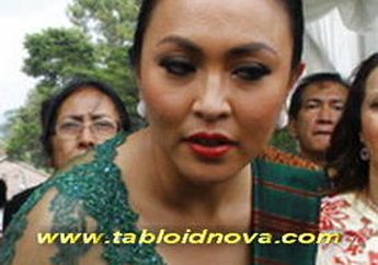Angelina Sondakh Peringati Satu Tahun Adjie Massaid Bareng Anak Tiri