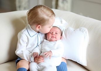 Ini Aksi Pangeran George Gendong dan Cium Putri Charlotte