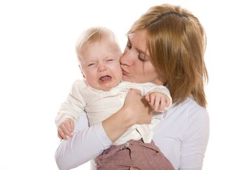 6 Trik Meredakan Tangisan Bayi