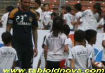 David Beckham Antusias Ajari Anak-anak Bermain Sepakbola