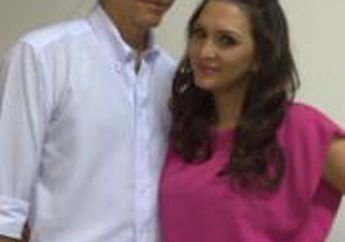 Darius Sinathrya Digoda Ibu-ibu, Donna Agnesia Senang