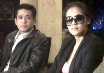 Rahma Azhari Rebutan Pria Bule?