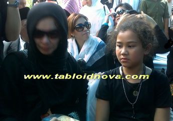 Putri Adjie Massaid Tahu Ayahnya Telah Bahagia