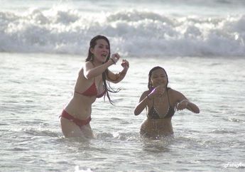 Heboh Pose Bikini Aurel dan Angel Lelga
