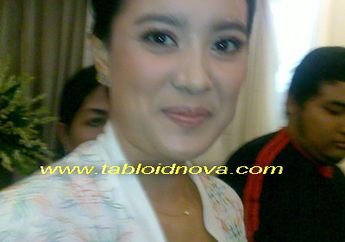 Marcella Zalianty Dilamar Dengan Selendang dan Anting