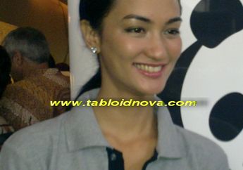 Atiqah Hasiholan Pilih Hitamkan Kulit