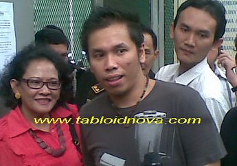 Sammy Terharu`Terima Kue Spesial Ulang Tahun