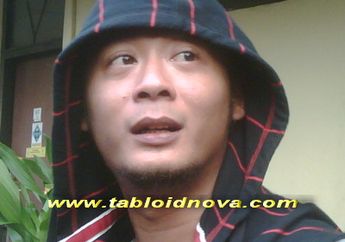 Andhika Utak-atik Laptop Ariel?