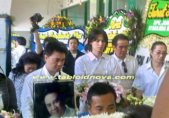 Ayah Roger Danuarta Dimakamkan di Karawang