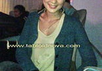Luna Maya Tutupi Wajah Dengan Kerudung