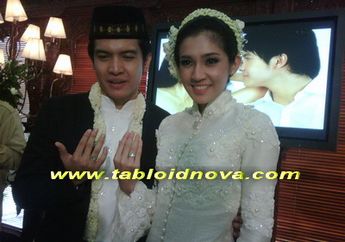 Resmi Jadi Suami Istri, Dhini Aminarti & Dimas Seto Teteskan Airmata