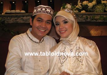 Indra Bekti Lamar Sang Pacar Pakai Gelang
