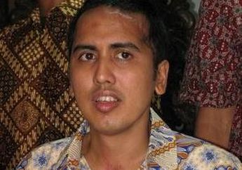 Gugun Gondrong Dibantu Pematung