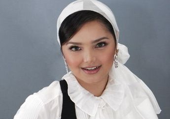 Siti Nurhaliza "Dilirik" Hanung