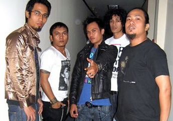 A Must Band, Ngamen Sambil Promosi