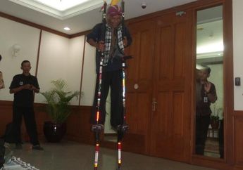 Hebat! Pria Ini Naik Egrang Yogyakarta-Jakarta Demi Bertemu Jokowi