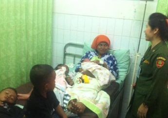 Ibu Ini Melahirkan di Pinggir Jalan