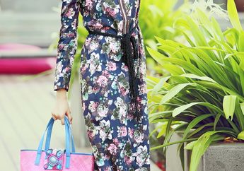 Cantiknya Busana Motif Bunga dalam Siluet Serba Feminin