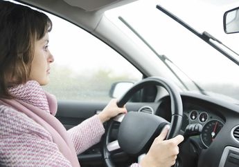 7 Tips Aman Menyetir Saat Hujan