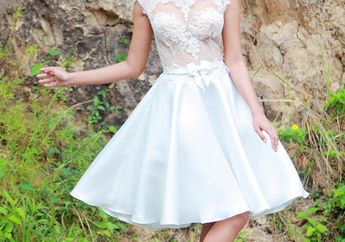 Pilihan Dress Putih Nuansa Elegan Klasik untuk Sambut Natal