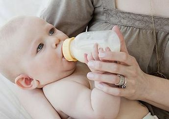 Ibu Sulit Produksi ASI? Tak Perlu Malu Menyusui Bayi dengan Botol