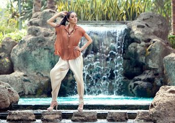 Busana Feminin Aksen Lipit yang Modis Untuk Acara Semi Formal