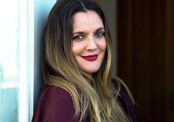 Demi Tampil Sempurna, Drew Barrymore Tidur Gunakan Eyeliner