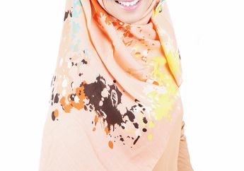 Inspirasi Gaya Syar’i dengan Hijab Panjang Bermotif Abstrak